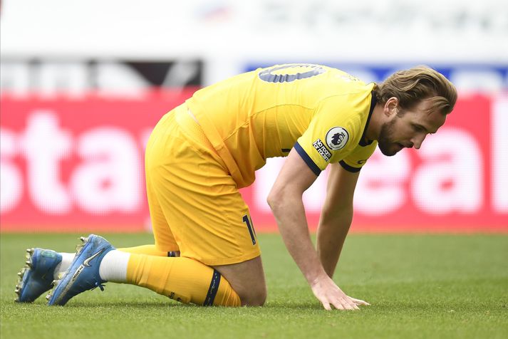 Harry Kane skoraði tvívegis í dag en er hér að leita að stigunum sem Tottenham tapaði þar sem Newcastle jafnaði metin seint í leiknum.