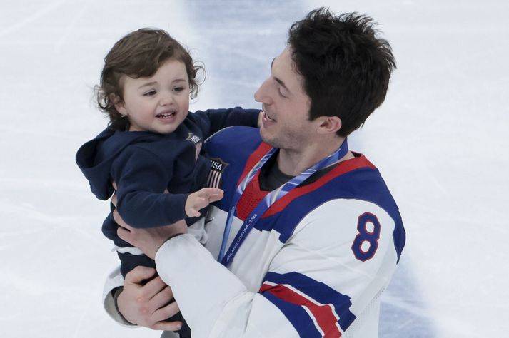 Zach Werenski sést hér með barn Johnny Gaudreau heitins sem hann náði í úr stúkunni fyrir gullmyndatökuna.