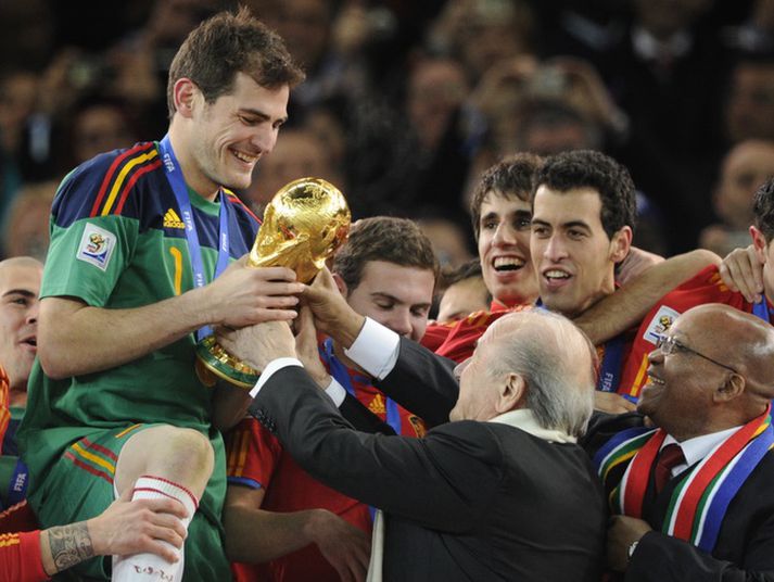 Iker Casillas, fyrirliði spænska landsliðsins, með heimsbikarinn.