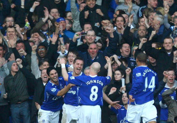 Leikmenn og stuðningsmenn  Everton fagna marki.