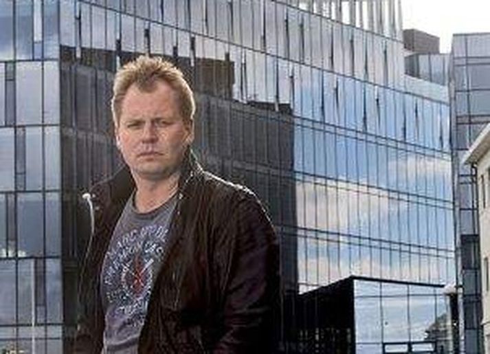 Fyrsta bók Óskars Hrafns Þorvaldssonar, Martröð millanna, kemur út í lok mánaðarins. Höfundurinn segir að einhverjar persónur í bókinni séu byggðar á kynnum hans af útrásarvíkingum og fjölmiðlafólki.
Fréttablaðið/Anton