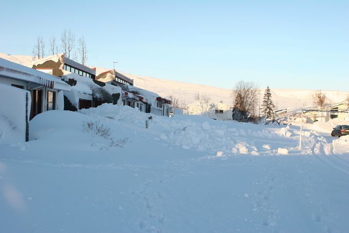 Þessi mynd var tekin í Móasíðu á Akureyri í morgun. Eins og sjá má er beinlínis allt á kafi í snjó.