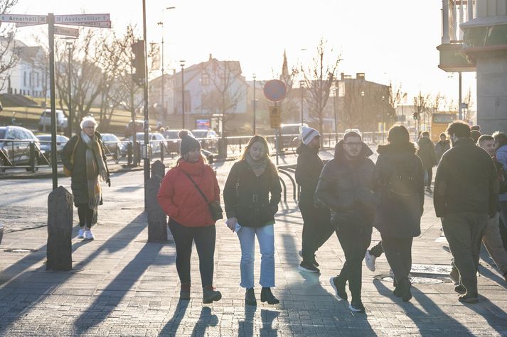 Hiti á landinu verður á bilinu fimm til þrettán stig í dag.