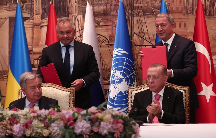 Sergey Shoigu, varnarmálaráðherra Rússlands, Hulusi Akar, varnarmálaráðherra Tyrklands, Antonio Guterres, framkvæmdastjóri SÞ og Recep Tayyip Erdogan, forseti Tyrklands undirrituðu samkomulagið.