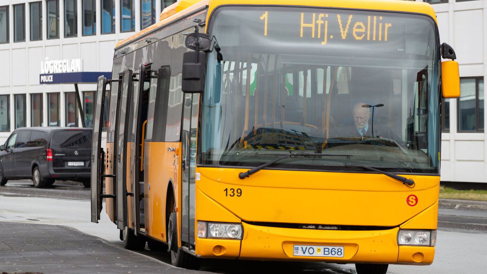 Bein út­sending: Frétta­maður tekur strætó á Kefla­víkur­flug­völl