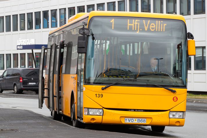 Förin hefst við Fjörðinn í Hafnarfirði, þar sem ásinn stoppar einmitt oft á dag.