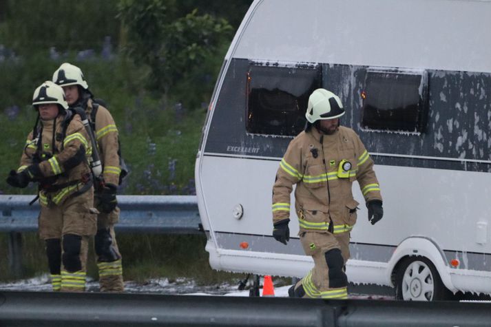 Slökkvilið að störfum við hjólhýsið.