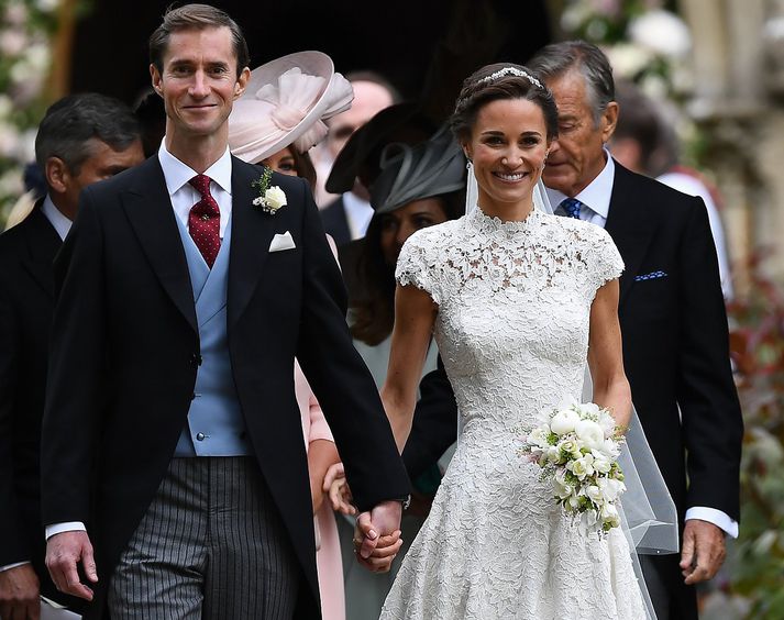 Hjónin James Matthews og Pippa Middleton lukkuleg eftir athöfnina.