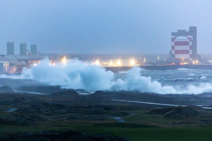 Mikill öldugangur var við álverið í Straumsvík. 