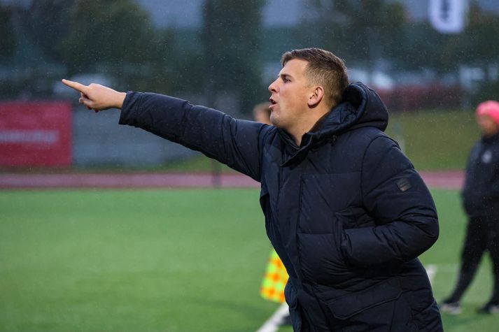 Gylfi Tryggvason kemur skilaboðum áleiðis í leiknum