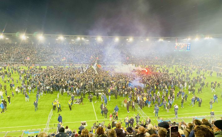 Það var mikið um dýrðir á vellinum í leikslok enda 34 ár frá síðasta titli