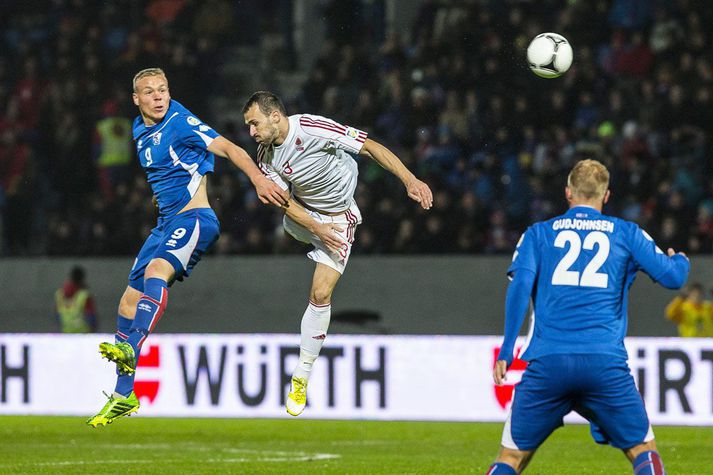 Frá landsleik Íslands og Albaníu. Þrettán Albanir skiluðu sér ekki í flug til Tirana. Fjórir þeirra sóttu um hæli. Aðrir voru handteknir þegar þeir þrír mánuðir sem þeir höfðu leyfi til að vera hér sem ferðamenn voru liðnir.