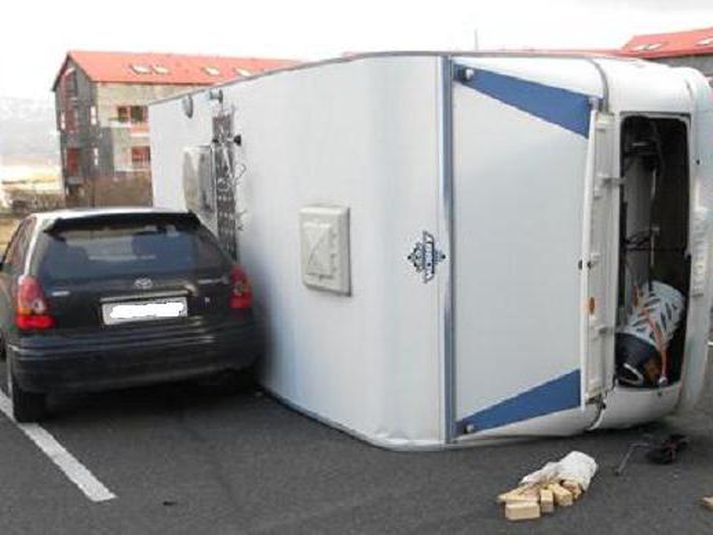 Hjólhýsið er töluvert skemmt.