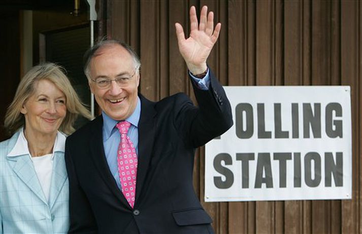 John Howard ásamt konu sinni á kjörstað.