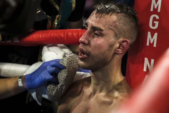 Maxim Dadashev varð fyrir alvarlegum heilaskaða í bardaga á föstudaginn og lést fjórum dögum síðar.