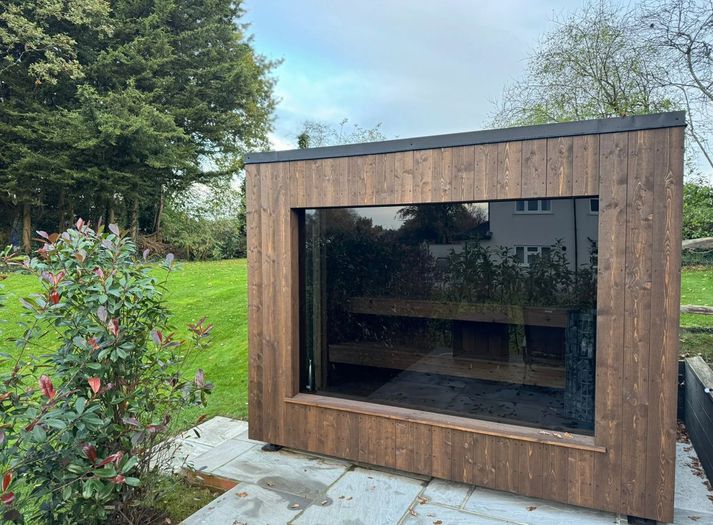 Verslunin Sauna býður upp á gott úrval af útisánum, sánum, þurr- og blautgufum og infraklefum. Kynntu þér úrvalið á sauna.is.