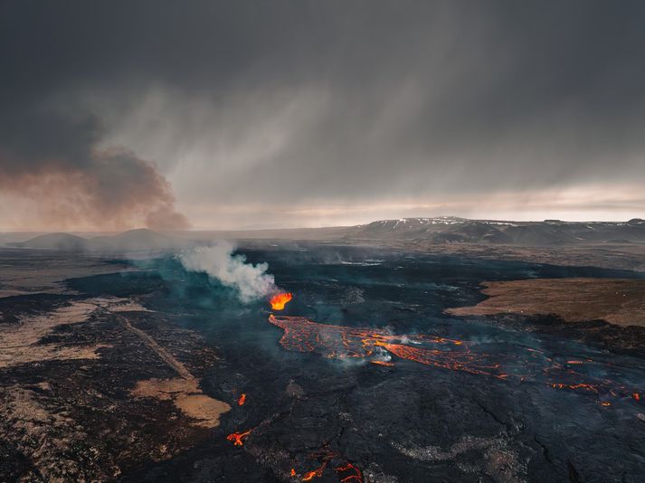 Enn er stöðug virkni í eldgosinu eins og sjá má á þessari mynd sem tekin var í dag. 