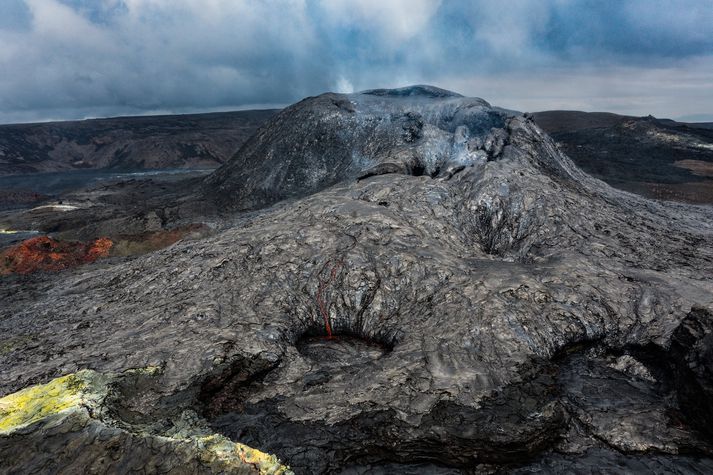 Það hefur verið lítið að sjá við gosstöðvarnar á daginn en á nóttunni hefur sést glitta í glóðir. Þá er greinilegt að gas streymir enn upp úr gígnum.