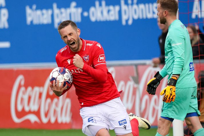 Gylfi Þór Sigurðsson fagnar vel og innilega eftir að hafa skorað úr víti. 