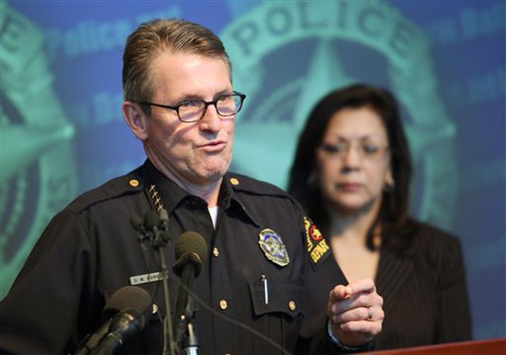 David M. Kunkle lögreglustjóri í Dallas á blaðamannafundinum.