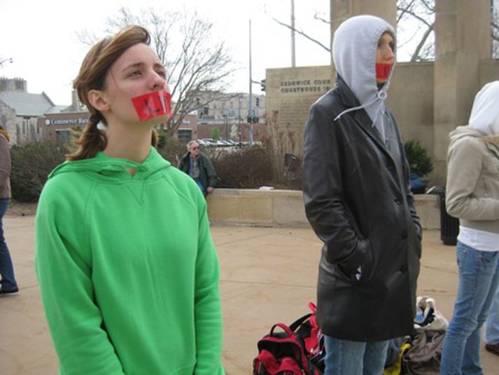 Mótmælendur koma saman við dómshúsið í Wichita í mars síðastliðnum til að mótmæla fóstureyðingum. Mynd/ AFP.