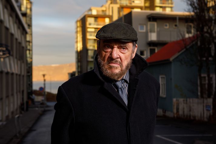 John Rhys-Davies í hlutverki sínu í Skuggahverfinu eftir Jón Einar Gústafsson og Karolinu Lewicka.