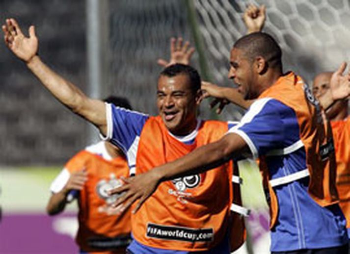 Cafu á æfingu fyrir leikinn gegn Króatíu, Adriano sést fagna félaga sínum