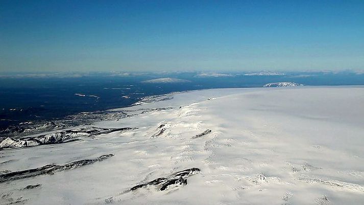 Eldfjallið Bárðarbunga séð úr suðri í gærmorgun, eldvirka svæðið í baksýn þar sem sjá má Dyngjujökul og Trölladyngju.