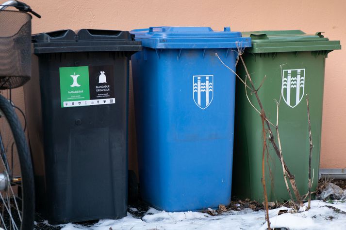 Pappír sem er safnað í bláar flokkunartunnur við heimili er sendur erlendis til endurvinnslu. Undanfarin tvö ár hafa drykkjarfernur verið flokkaðar sérstaklega úr en því verður nú hætt tímabundið á meðan skilvirkari og umhverfisvænni leiðar er leitað.