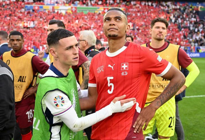 Phil Foden reyndi að hughreysta Manuel Akanji eftir leik, en þeir eru liðsfélagar hjá Manchester City.