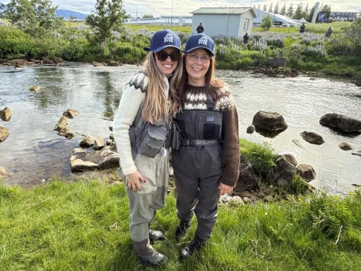 Jensína Edda Hermannsdóttir, Reykvíkingur ársins 2026 og Hildur Björnsdóttir, borgarstjóri á bökkum Elliðaár í morgun.