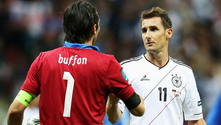 Miroslav Klose þakkar Gianluigi Buffon fyrir leikinn.