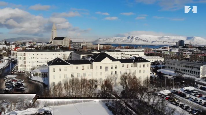 Fastlaunasamningum á Landspítalanum verður sagt upp og telur forstjóri spítalans að það muni spara hundruð milljóna.