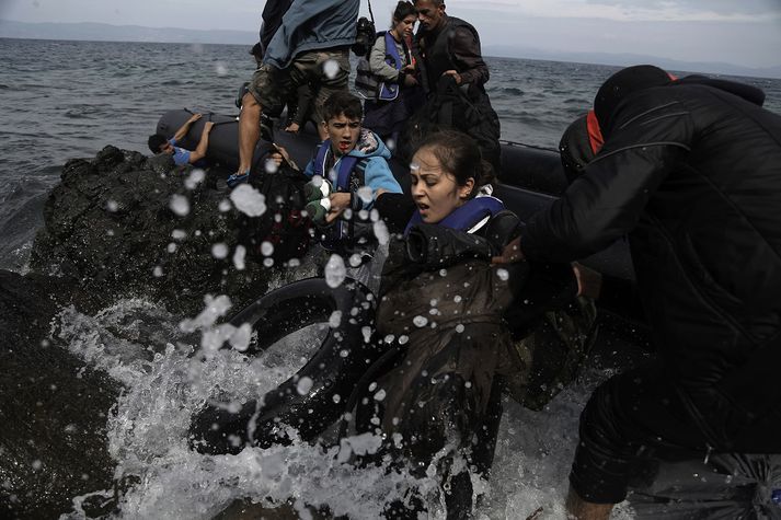 Flóttamenn koma að landi í Lesbos í Grikklandi.