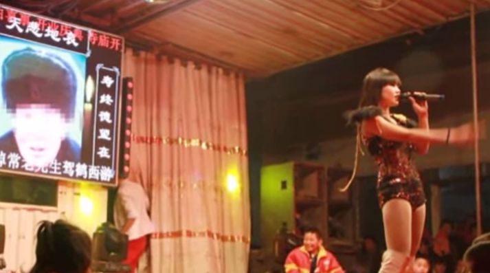 Nektardansari á sviði í jarðarför í Kína.