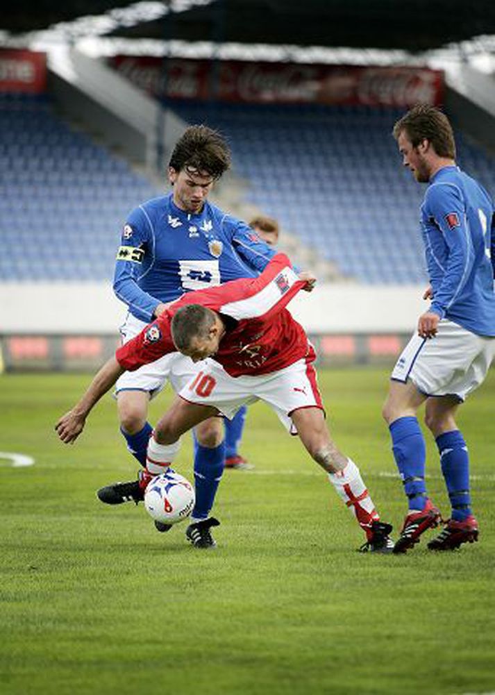 Helgi Sigurðsson, markaskorari Valsmanna, hefur hér betur í baráttu við Framarana Reyni Leósson og Óðinn Árnason (til hægri) sem skoraði jöfnunarmarkið í seinni hálfleik.