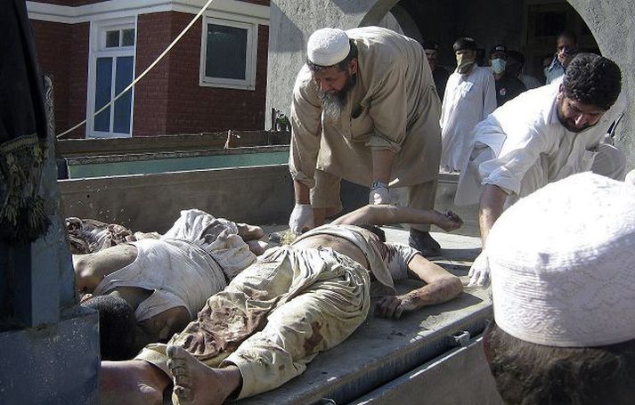 Spítalastarfsfólk meðhöndlar lík herskárra andspyrnumanna í Pakistan fyrr í þessum mánuði. Fréttablaðið/AP