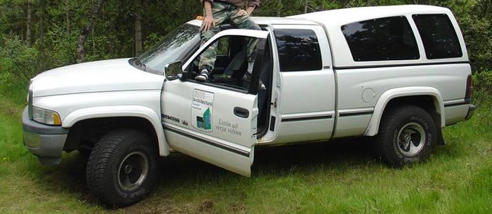 Um er að ræða hvítan Dodge 1500 club Cab 4WD, með skráningarnúmerið BX-279.