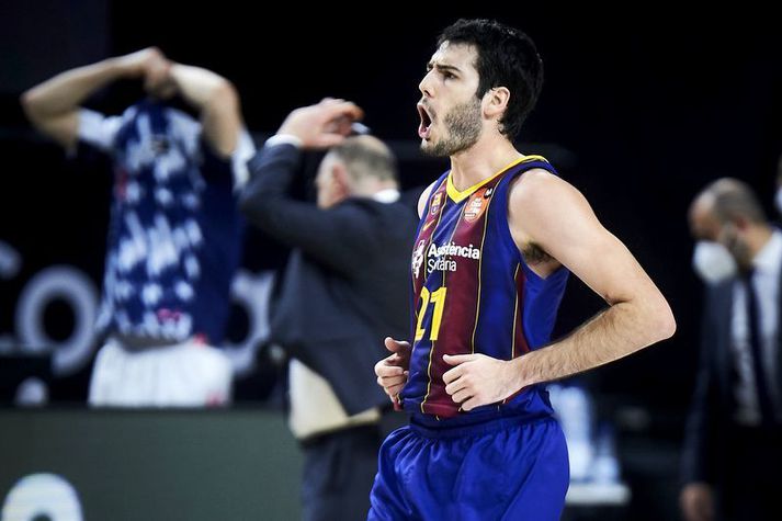 Alex Abrines fagnar hér þriggja stiga körfu í bikarúrslitaleiknum móti Real Madrid.