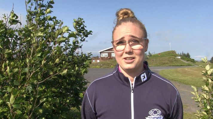 Alexandra Eir vekur alls staðar athygli þar sem hún spilar golf enda mjög sjaldgæft að kylfingar spili með vinstri þegar þeir eru rétthentir.