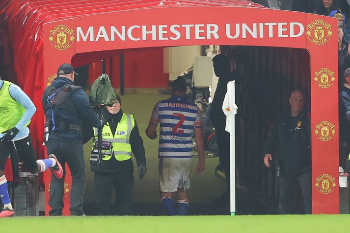 Andy Carroll var rekinn af velli þegar Reading tapaði fyrir Manchester United í ensku bikarkeppninni á laugardagonn.