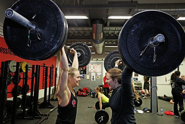 Þuríður Erla Helgadóttir og Lilja Lind Helgadóttir sjást hér á æfingu í gær. 