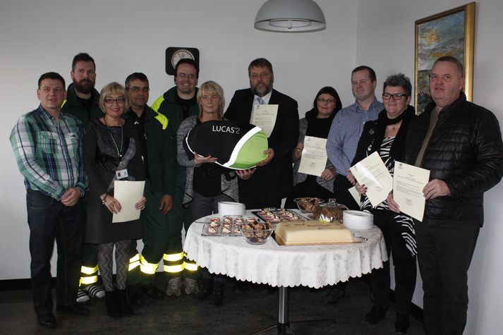 Frá afhendingu tækisins á Selfossi í dag, formenn Lionsklúbbanna, ásamt sjúkraflutningamönnum og forsvarsmönnum Heilbrigðisstofnunar Suðurlands.