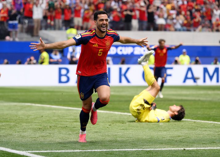 Mikel Merino fagnar hér sigurmarki sínu á móti Belgum í kvöld en markið kom eftir mistök markvarðarins Senne Lammens sem liggur fyrir aftan.