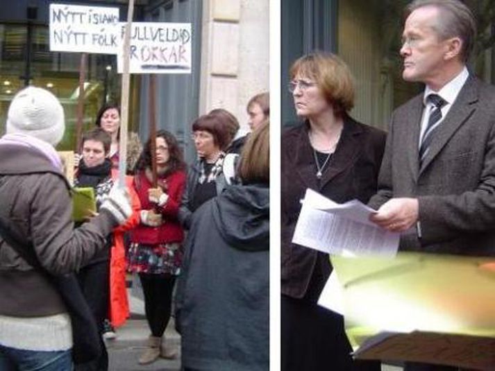 Tómas Ingi Olrich, sendiherra Íslands í París, tekur við undirskriftalista úr höndum mótmælenda. MYND/Auðberg Daníel Halfdánsson.