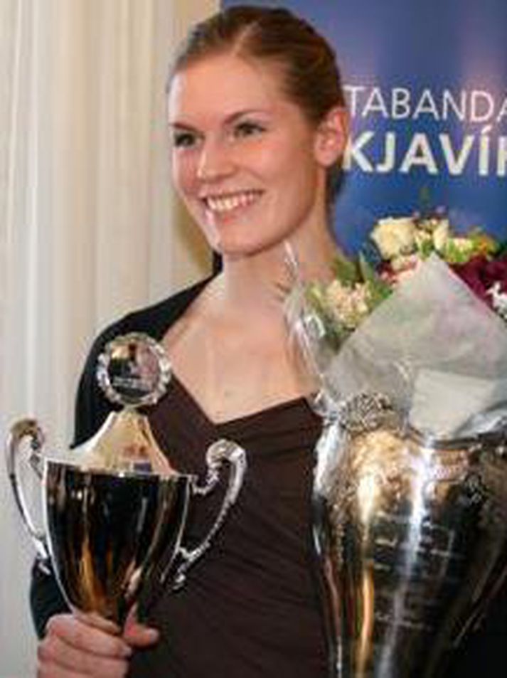 Ásdís Hjálmsdóttir með verðlaun sín í gær.