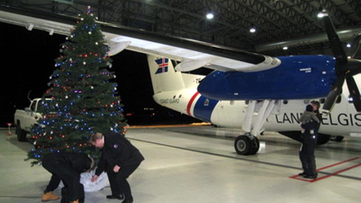 Sindri Steingrímsson flugrekstrarstjóri og Jón Erlendsson flugvirki voru snöggir að leysa vandamálið.
