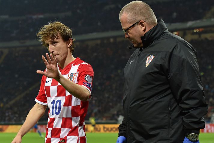 Luka Modric gengur meiddur af velli á San Siro á sunnudaginn.