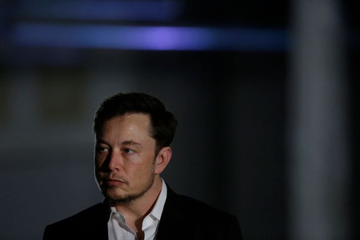 Þó að Elon Musk þurfi að stíga til hliðar sem stjórnarformaður Tesla verður hann áfram forstjóri fyrirtækisins.