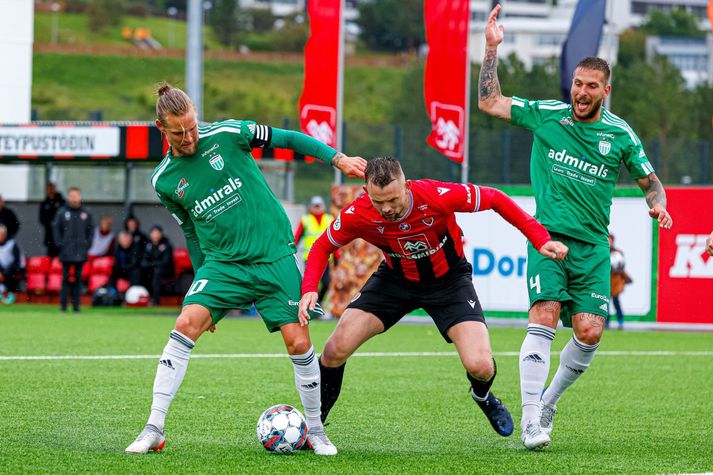 Nikolaj Hansen í baráttunni við leikmenn Levadia í 6-1 sigri Víkinga í sumar.